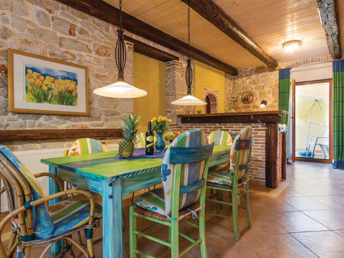 Rustic Holiday Home In Vrsar With Garden Eksteriør bilde