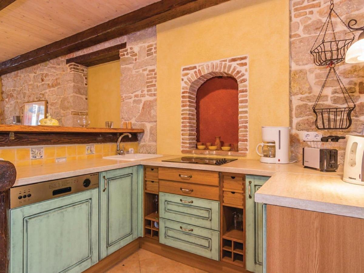 Rustic Holiday Home In Vrsar With Garden Eksteriør bilde