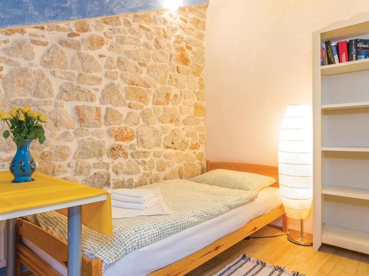 Rustic Holiday Home In Vrsar With Garden Eksteriør bilde