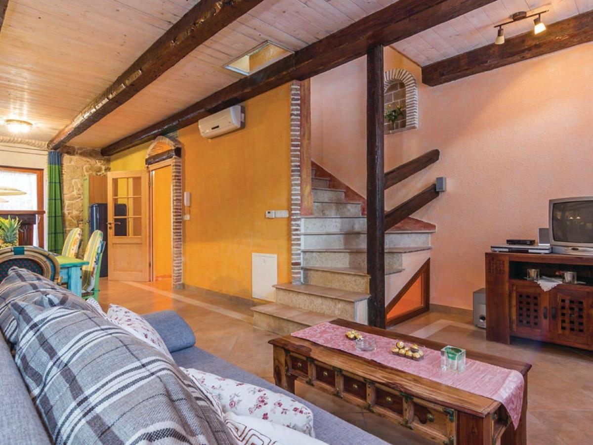 Rustic Holiday Home In Vrsar With Garden Eksteriør bilde