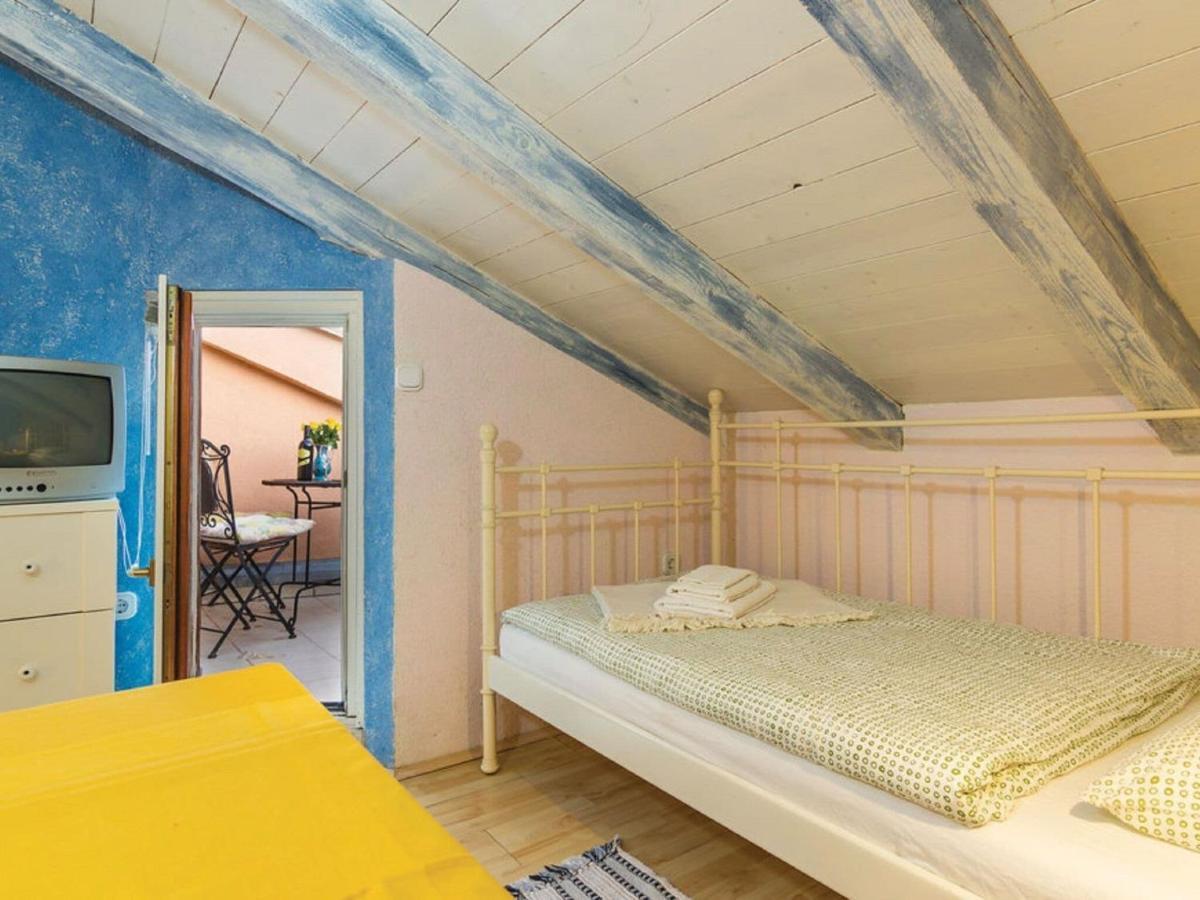 Rustic Holiday Home In Vrsar With Garden Eksteriør bilde