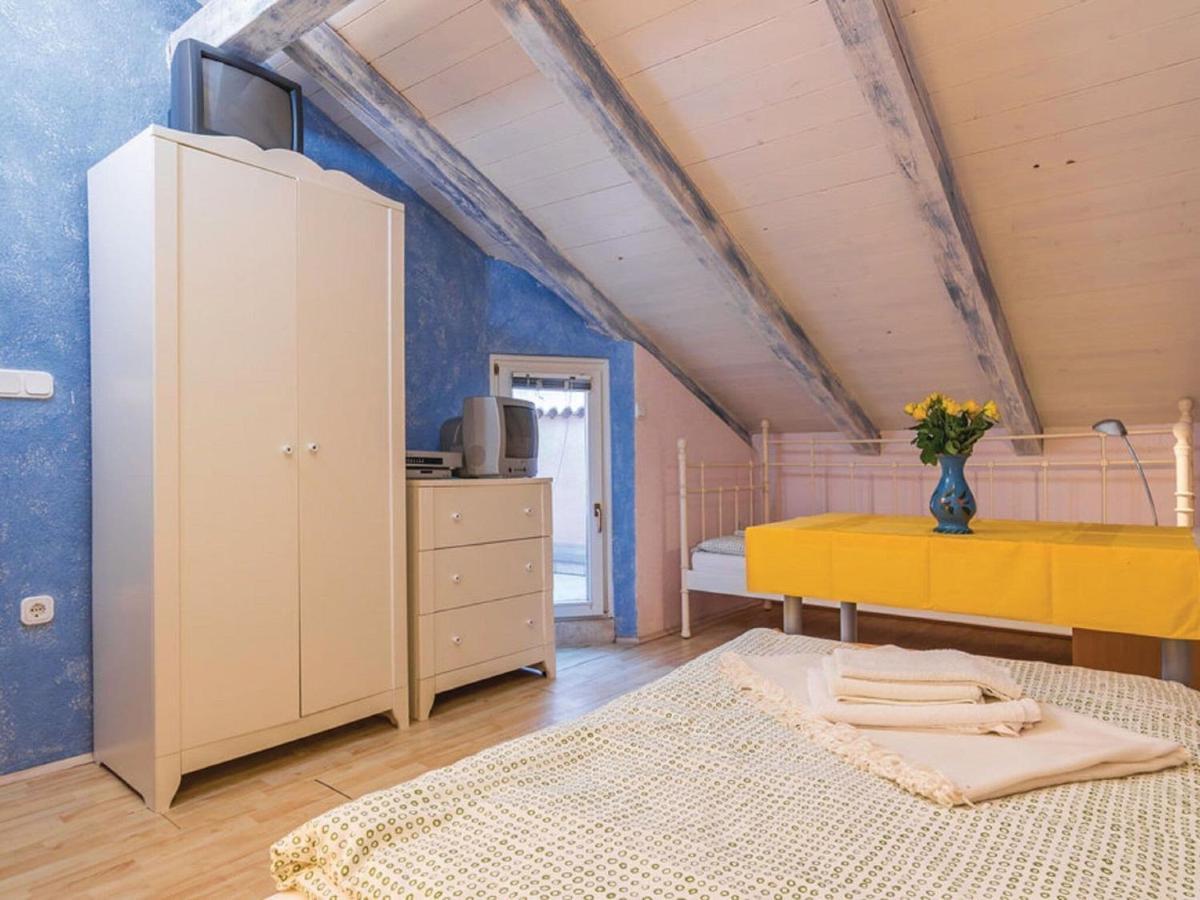 Rustic Holiday Home In Vrsar With Garden Eksteriør bilde